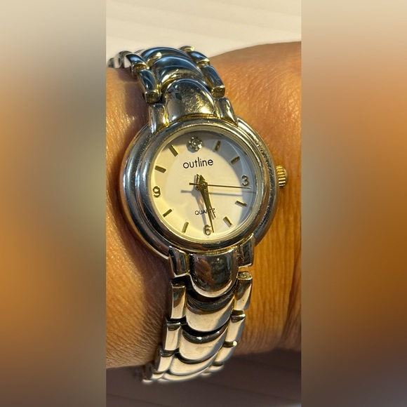 Outline watch. Works but needs battery - Picture 7 of 7